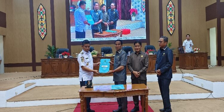 FOTO: ANAS/MATAKALTENG - Wabup Firdaus, bersama DPRD Katingan penetapan Raperda pertanggungjawaban pelaksanaan APBD tahun 2024.
