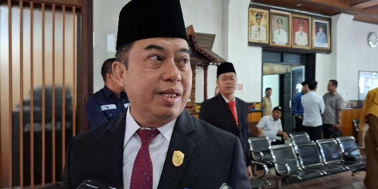 Ketua DPRD Kotim, Rimbun.