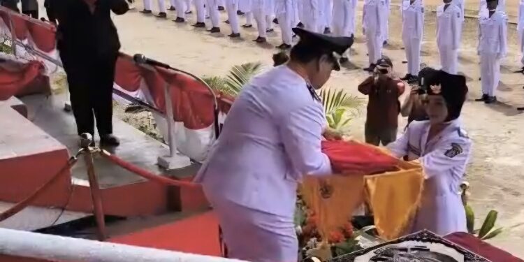 FOTO: IST/MATA KALTENG - Bupati Kotim Halikinnor saat serahkan bendera Merah Putih untuk dikibarkan, Minggu 17 Agustus 2025.