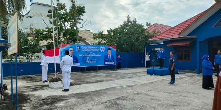 FOTO: MATAKALTENG - Suasana upacara HUT ke-80 RI di halaman DPW PAN Kalteng.