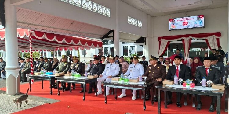 FOTO: IST/MATAKALTENG - Pelaksanaan upacara HUT Ke-80 Republik Indonesia di halaman kantor bupati Sukamara, Minggu 17 Agustus 2025.