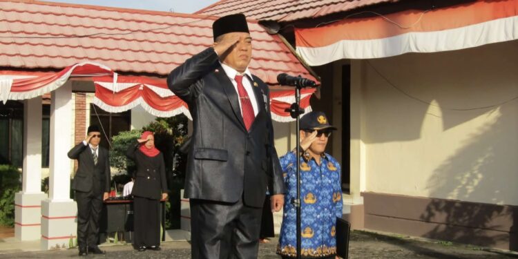 Foto:IST/MATA KALTENG - Kepala Disdik Kotim M Irfansyah saat upacara hari kemerdekaan di halaman kantor Disdik.