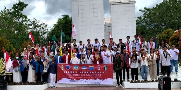 FOTO: IST/MATAKALTENG - Foto Bersama Kelompok Cipayung Plus se-Kota Palangka Raya usai menggelar Ziarah Kebangsaan dan Diskusi Pemuda di Taman Makam Pahlawan Palangka Raya, Minggu 17 Agustus 2025.