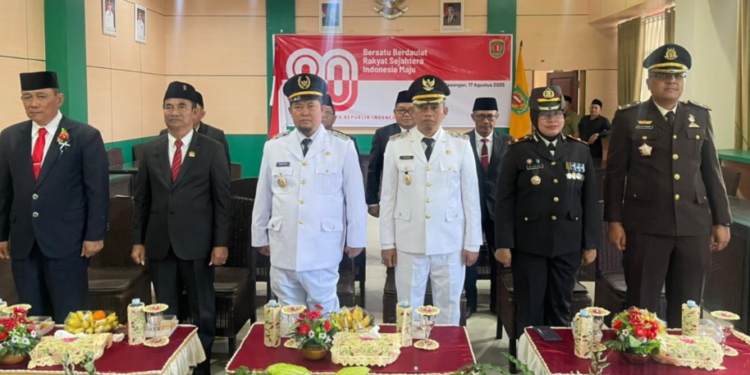 FOTO : MATAKALTENG - Bupati dan wakil Bupati Katingan saat ikuti upacara detik-detik proklamasi RI secara daring bersama jajaran pemerintah daerah.
