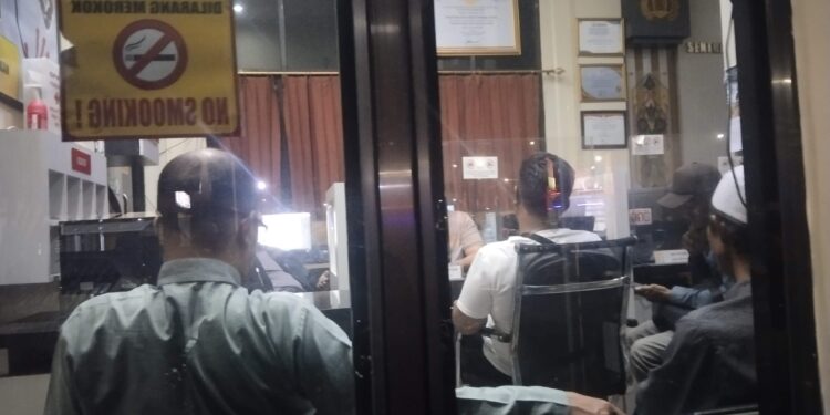 FOTO: AGUS/MATAKALTENG- Para korban saat melaporkan penipuan perjalanan Umroh beberapa waktu lalu.