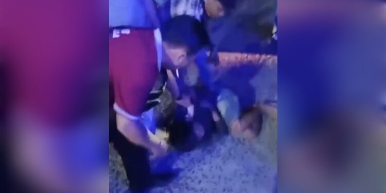 FOTO: IST/MATAKALTENG- Maling saat diamankan warga.