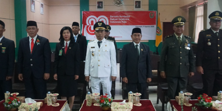 FOTO : MATAKALTENG - Wakil Bupati Firdaus, dan jajaran saat mengikuti upacara secara virtual.