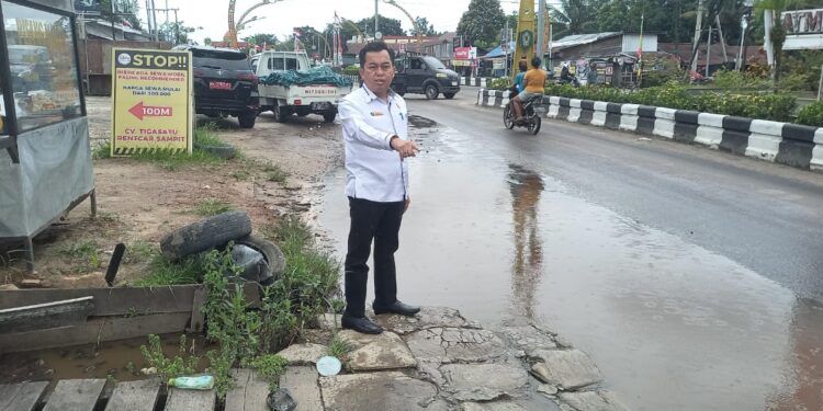 Foto: IST/MATA KALTENG 'Ketua DPRD Kotim Rimbun saat tinjau genangan air di Jalan Chilik Riwut, 20 Agustus 2025.