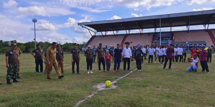 FOTO: MATAKALTENG - Pj Sekda Katingan dan jajaran serta tim sepak bola foto bersama usai turnamen resmi dibuka.