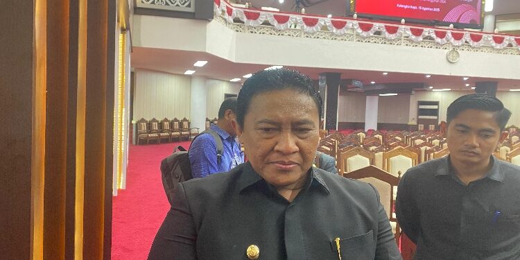 FOTO: NRA/MATAKALTENG - Wakil Gubernur Kalteng, Edy Pratowo, saat diwawancarai awak media usai rapat paripurna DPRD Kalteng.