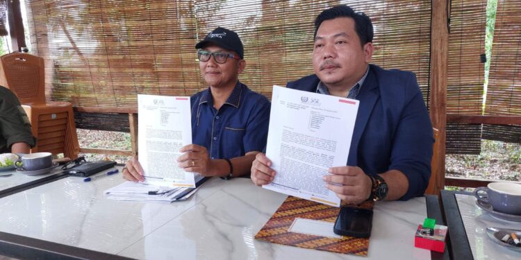 FOTO: MATAKALTENG - Plt Kadishub Palangka Raya Hadi Suwandoyo (kiri) didampingi kuasa hukumnya Guruh Eka Saputra (kanan) saat menunjukan surat hak jawab kepada media.