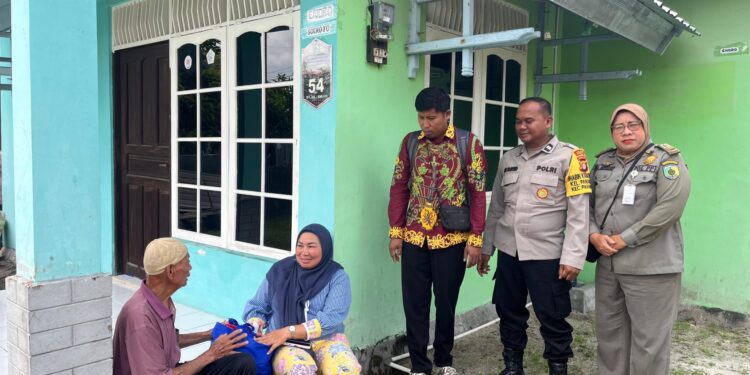 FOTO: MATAKALTENG - Lurah Panarung, Evi Kahayanti, pada saat menyerahkan bantuan sembako kepada salah seorang purnawirawan.