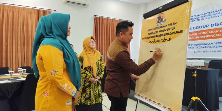 Foto:IST/MATA KALTENG - Penandatanganan nota kesepahaman penegakan hukum perlindungan perempuan dan anak oleh Anggota DPRD Kotim, 21 Agustus 2025.
