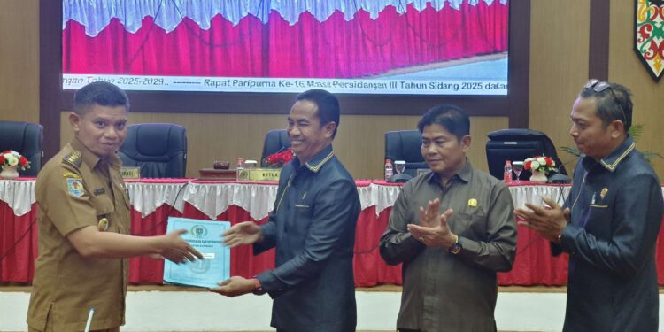 FOTO : MATAKALTENG - Wabup Firdaus, saat menerima dokumen RPJMD dari Ketua DPRD Katingan setelah resmi disahkan.
