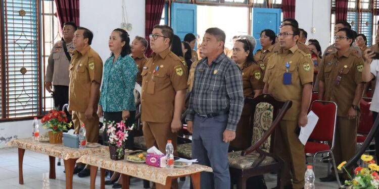 FOTO : DPRD GUMAS/MATA KALTENG - Anggota DPRD Kabupaten Gumas Yulius Agau (ujung kanan) ketika menghadiri musrenbang tingkat kecamatan, di aula kantor Kecamatan Kurun, belum lama ini.