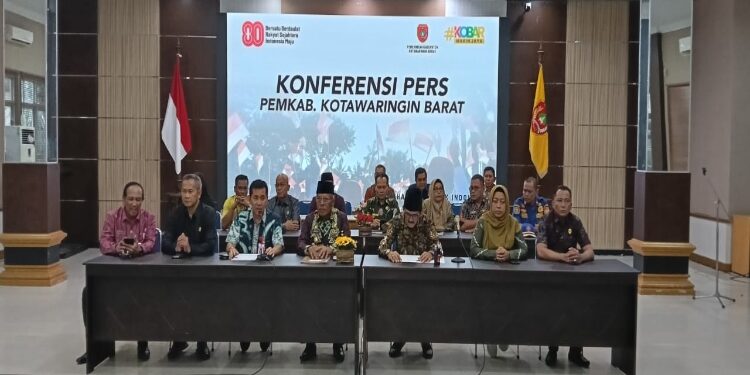 FOTO: LIH/MATAKALTENG
- Pemerintah Kabupaten Kotawaringin Barat menggelar konferensi di aula kantor Bupati Kotawaringin Barat, Jumat 22 Agustus 2025.