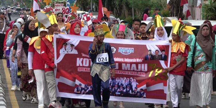 Foto:IST/MATA KALTENG - Pawai kreatif dalam rangka HUT RI Ke 80 oleh SMPN 1 Sampit, 22 Agustus 2025.