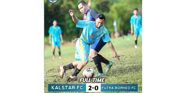 FOTO: IST/MATAKALTENG- Pertandingan Kalstar FC (baju biru aqua) vs Putra Borneo FC (biru tua corak hitam) pada laga lanjutan turnamen Kemerdekaan Cup di lapangan Gelora Remaja, Kecamatan MB Ketapang, Kota Sampit pada Jumat, 22 Agustus 2025 sore.