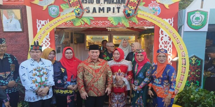 FOTO: IST/MATA KALTENG - Bupati Kotim saat kunjungi stand RSUD Murjani di Expo Sampit.
