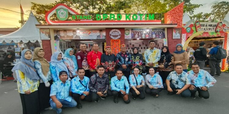 FOTO: IST/MATA KALTENG - Stand Sekretariat DPRD Kotim dalam kegiatan Sampit Trade Expo 2025.