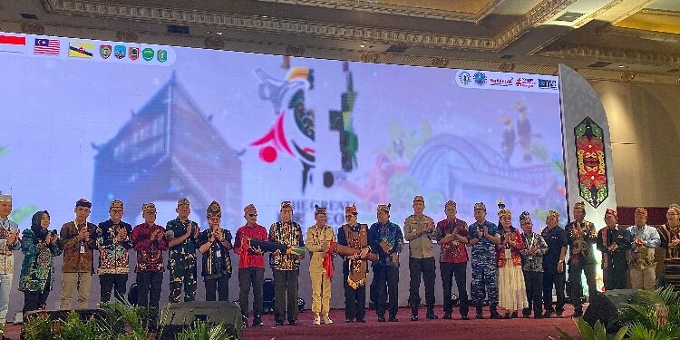 FOTO: NRA/MATAKALTENG - Penabuhan Katambung oleh Gubernur Kalteng Agustiar Sabran saat secara resmi membuka Seminar Internasional Pumpung Hai Borneo bersama para Tokoh Penting Se - Kalimantan dalam rangka memperingati Hari Masyarakat Adat Sedunia di Kalawa Convention Hall Palangka Raya.