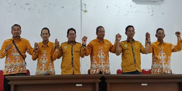 FOTO: LIH/MATAKALTENG -
KTNA Provinsi Kalteng saat memberikan pernyataan sikap di Aula Dinas Pertanian Kabupaten Kobar, Minggu 24 Agustus 2025.