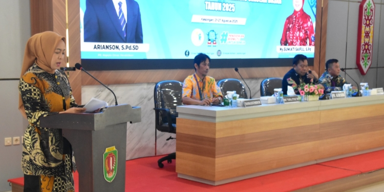 FOTO: IST/MATAKALTENG - Bunda PAUD Kabupaten Katingan, Sumiati, saat kegiatan sosialisasi Aula Dinas Pendidikan setempat.