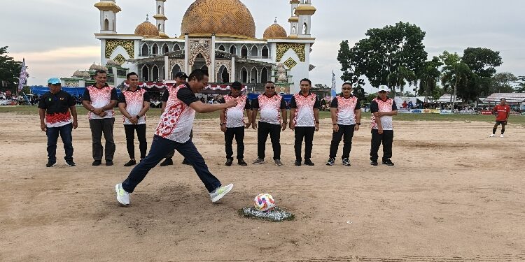 FOTO: IST/MATAKALTENG - Bupati Sukamara Masduki melakukan tendangan pertama tanda resmi dibukanya open turnamen sepak bola bupati cup tahun 2025 di Lapangan Mini, Minggu 24 Agustus 2025.