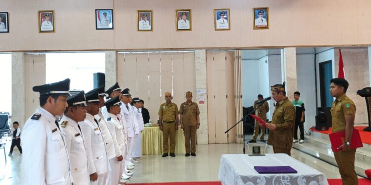 FOTO: MATAKALTENG - Bupati Sukamara Masduki melantik 11 penjabat serta perpanjangan masa jabatan kepala desa di Kabupaten Sukamara pada Senin (25/08/2025).