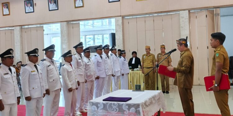 Foto : MATAKALTENG - Bupati Sukamara Masduki melantik 11 penjabat serta perpanjangan masa jabatan kepala desa di Kabupaten Sukamara pada Senin (25/08/2025).