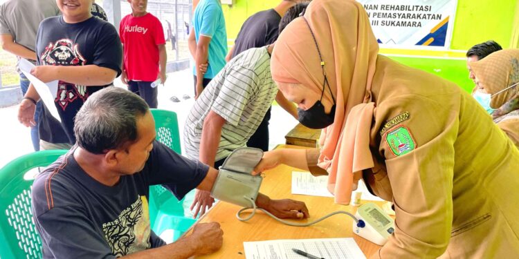 Foto : MATAKALTENG - Puskesmas Sukamara melakukan pemeriksaan kesehatan terhada warga binaan Lapas Kelas III Sukamara, Senin (25/08/2025).