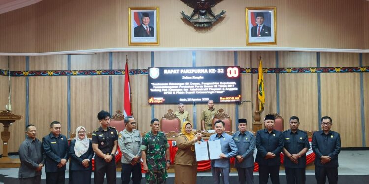 Foto:IST/MATA KALTENG - Penetspan Rancangan Peraturan Daerah (Raperda) inisiatif Dewan Perwakilan Rakyat Daerah (DPRD) Kotawaringin Timur (Kotim) tentang perubahan Perda Nomor 6 Tahun 2017, 25 Agustus 2025.
