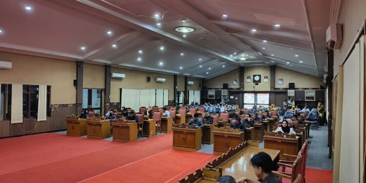 Foto:IST/MATA KALTENG - Paripurna penyampaian perubahan Perda Nomor 6 Tahun 2017 tentang hak keuangan dan administratif pimpinan serta anggota dewan, 25 Agustus 2025.
