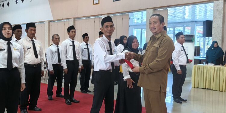Foto: MATAKALTENG - Bupati Sukamara, Masduki saat menyerahkan SK kepada perwakilan PPPK tahap II di lingkungan Pemerintah Kabupaten Sukamara formasi tahun anggaran 2024, Senin (25/08/2025).