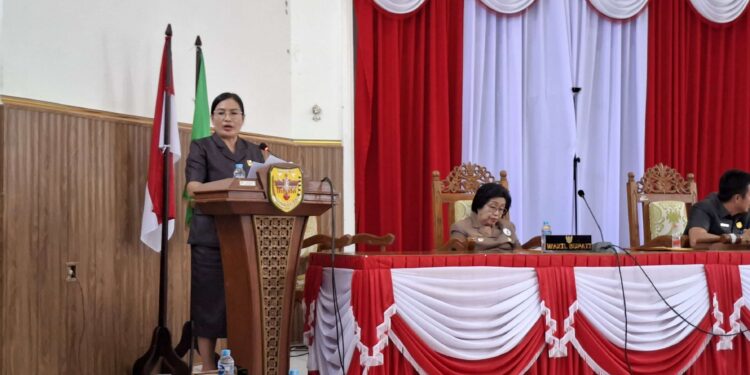 FOTO : DPRD GUMAS/MATA KALTENG - Juru Bicara Fraksi PDIP DPRD Kabupaten Gumas Elvi Esi ketika menyampaikan pandangan umum atas pidato pengantar Bupati terhadap Raperda tentang Perubahan APBD tahun 2025, pada rapat paripurna ke-2 masa persidangan I tahun sidang 2025, Senin, 25 Agustus 2025.