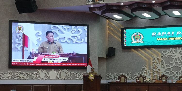 FOTO: NRA/MATAKALTENG - Wakil Gubernur Kalimantan Tengah Edy Pratowo menyampaikan jawaban Gubernur atas pemandangan umum fraksi-fraksi DPRD terhadap Nota Keuangan dan Rancangan Peraturan Daerah tentang Perubahan APBD Provinsi Kalimantan Tengah Tahun Anggaran 2025.