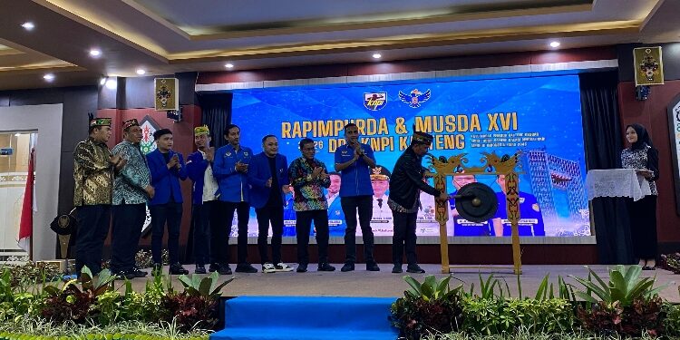 FOTO: NRA/MATAKALTENG - Gubernur Agustiar Sabran secara resmi membuka Rapimpurda dan Musda XVI DPD KNPI Kalteng Tahun 2025 di Aula Jayang Tingang, Lantai I Kantor Gubernur, Senin 25 Agustus 2025 malam.