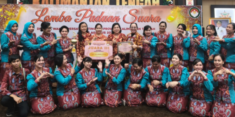 FOTO : MATAKALTENG - Suasana foto bersama keluarga besar DWP Kabupaten Katingan usai meraih prestasi juara III.