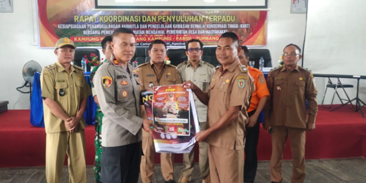 FOTO : MATAKALTENG - Suasana saat Kampanye berupa banner dan poster bertema Stop Karhutla kepada perwakilan desa.