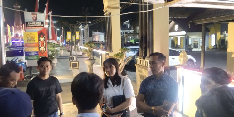 FOTO: AGUS/MATAKALTENG- Keluarga MF saat diwawancarai oleh awak media.