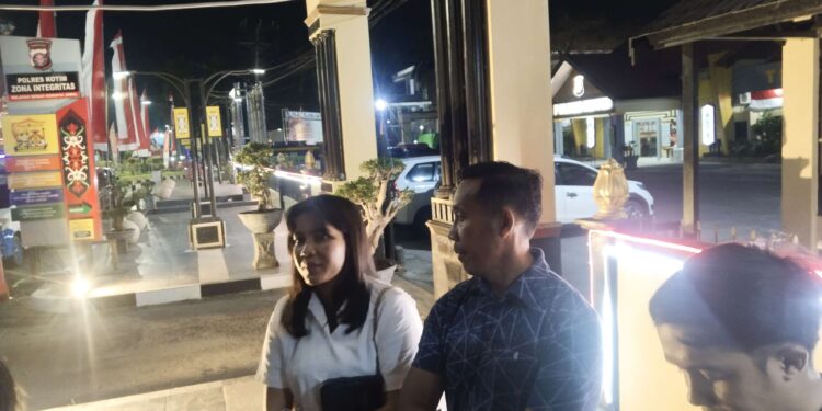 FOTO: AGUS/MATAKALTENG- Orang tua dan kaka kandung anggota Sat intelkam yang hilang usai melapor di Polres Kotim pada Senin, 25 Agustus 2025 malam lalu.