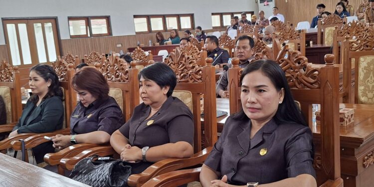 FOTO : DPRD GUMAS/MATA KALTENG - Juru Bicara Fraksi PDIP DPRD Kabupaten Gumas Elvi Esie (ujung kanan) ketika menghadiri rapat paripurna ke-2 masa persidangan I tahun sidang 2025, Senin, 25 Agustus 2025.