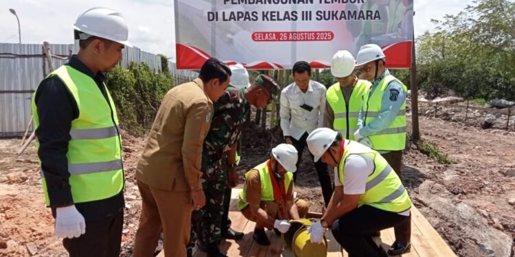 Foto : MATAKALTENG - Bupati Sukamara Masduki bersama Kakanwil Ditjenpas Kalimantan Tengah, Putu Murdiana melakukan peletakan baru pertama pembangunan tembok keliling Lapas Sukamaea, Selasa (26/08/2025).