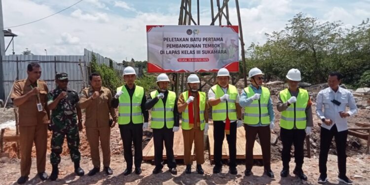 Foto : MATAKALTENG - Bupati Sukamara Masduki bersama Kakanwil Ditjenpas Kalimantan Tengah, Putu Murdiana berfoto bersama usai peletakan baru pertama pembangunan tembok keliling Lapas Sukamara, Selasa (26/08/2025).