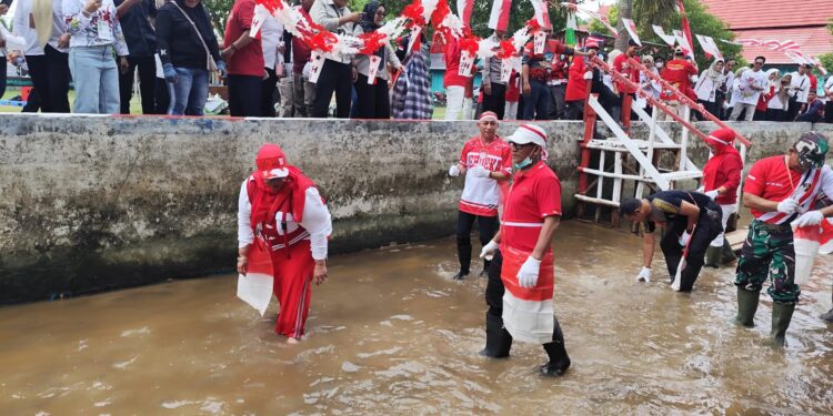 Foto:IST/MATA KALTENG - Lomba mengaruhi (tangkap ikan) dalam rangka HUT RI ke 80 di Kotim, 27 Agustus 2025.