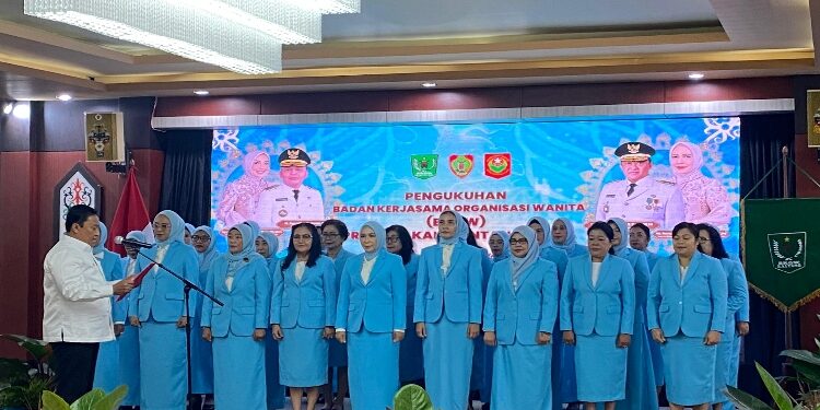 FOTO: NRA/MATAKALTENG - Wakil Gubernur Kalimantan Tengah (Kalteng) Edy Pratowo resmi mengukuhkan Pengurus Badan Kerja Sama Organisasi Wanita (BKOW) Provinsi Kalteng Masa Bakti 2025–2030.