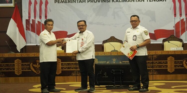 FOTO: IST/MATAKALTENG - Plt. Asisten Pemerintahan dan Kesejahteraan Rakyat Herson B. Aden saat melakukan Penyerahan secara simbolis Naskah Kesepakatan Bersama yang ditandatangani antara Pemprov Kalteng dengan Pemerintah Kabupaten Lamandau.