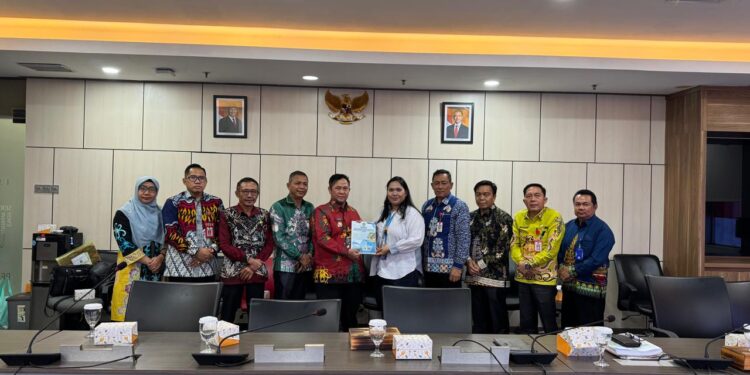 FOTO : MATAKALTENG - Bupati, Saiful, bersama sejumlah pejabat saat melakukan pertemuan dengan pihak Kemdikti, Sains dan Teknologi RI di Jakarta.