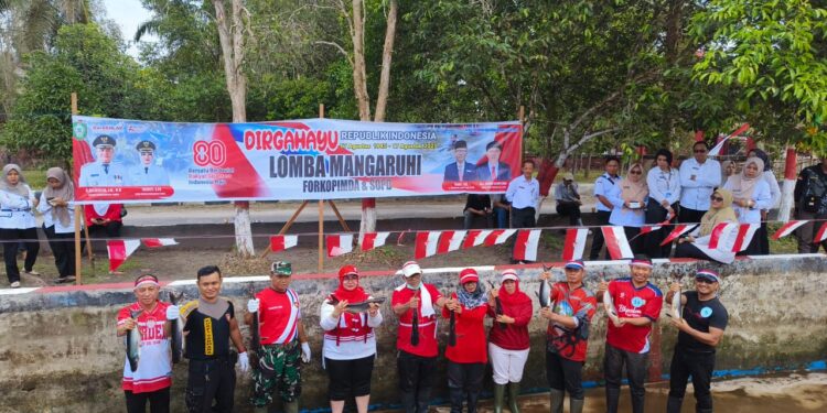 Foto:IST/MATA KALTENG - Lomba tradisional manguhuri atau menangkap ikan dengan tangan kosong yang digelar Dinas Perikanan Kotawaringin Timur (Kotim), 27 Agustus 2025.