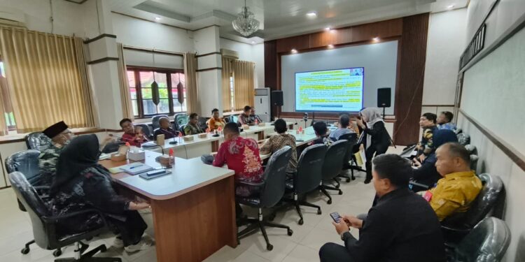 Foto: IST/MATA KALTENG - Rapat Koordinasi terkait Persiapan Gerakan Pangan Murah dalam rangka HUT Ke-80 RI di 7285 Kecamatan Seluiruh Indonesia secara Serentak melalui Daring di Ruang Rapat Pers Setda Kab. Kotim, 28 Agustus 2025.